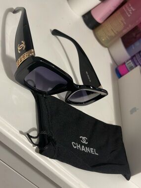 CHANEL Black Cat-Eye Sunglasses with Gold CC Logo